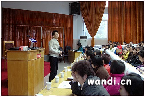 清华大学王龙博士后在湖北襄樊讲学