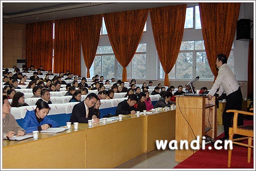 清华大学王龙博士后在湖北襄樊讲学